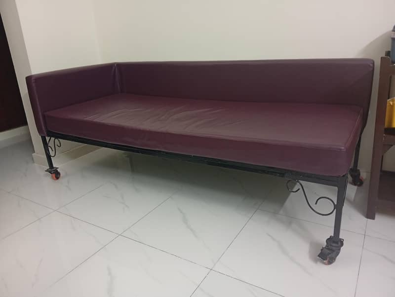 kid bed with rollers (dewan) 1
