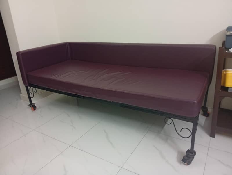 kid bed with rollers (dewan) 2