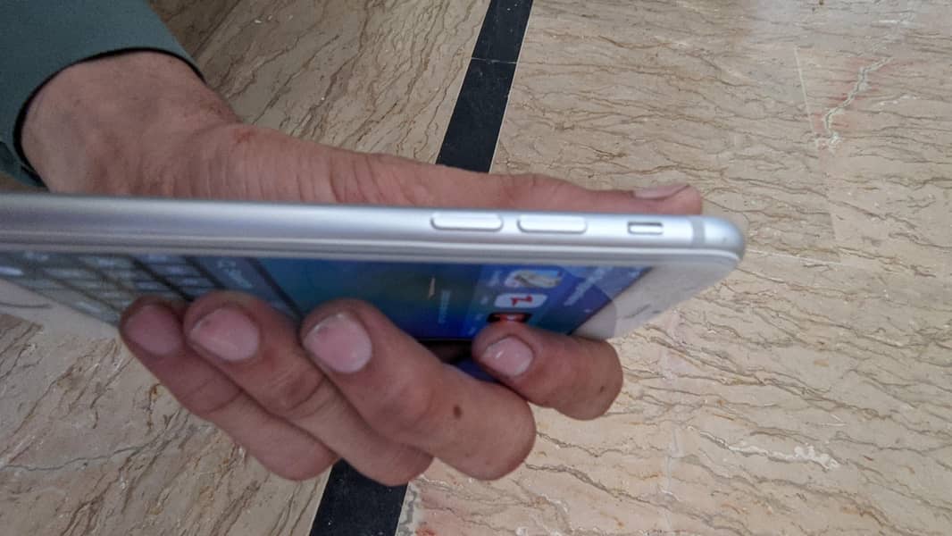 Apple iPhone 8 13