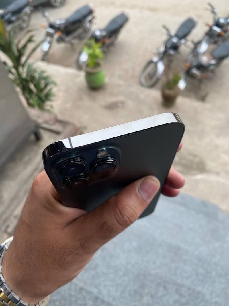 Apple iPhone 13 Pro Max 4