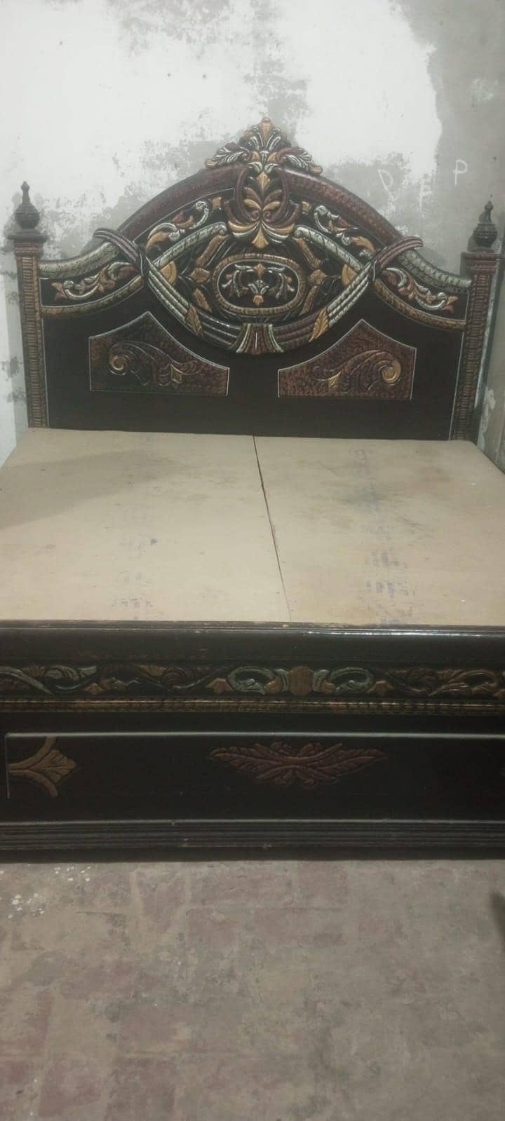 فل سائز بیڈ ساتھ دو سائیڈ ٹیبل ، ایک شو کیس الماری، ایک ڈریسنگ الماری 0