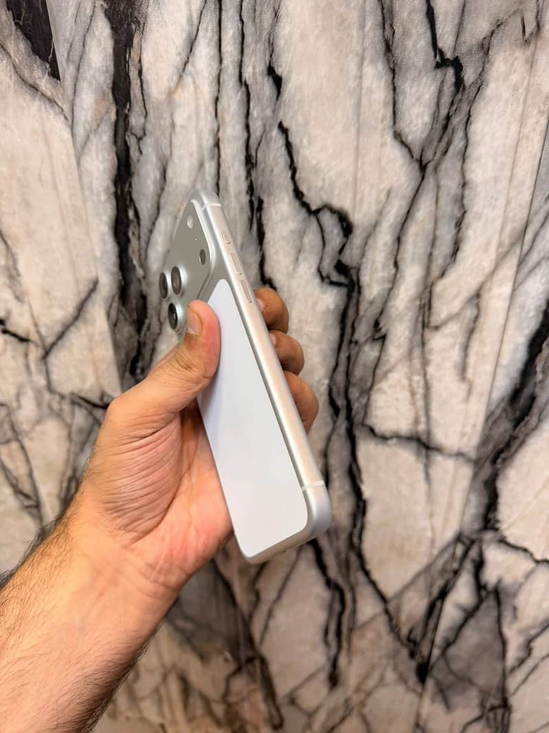 Apple iPhone 17 Pro Max 3