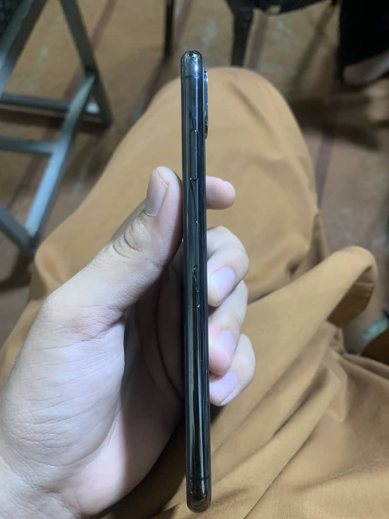 Apple iPhone XS Max 4