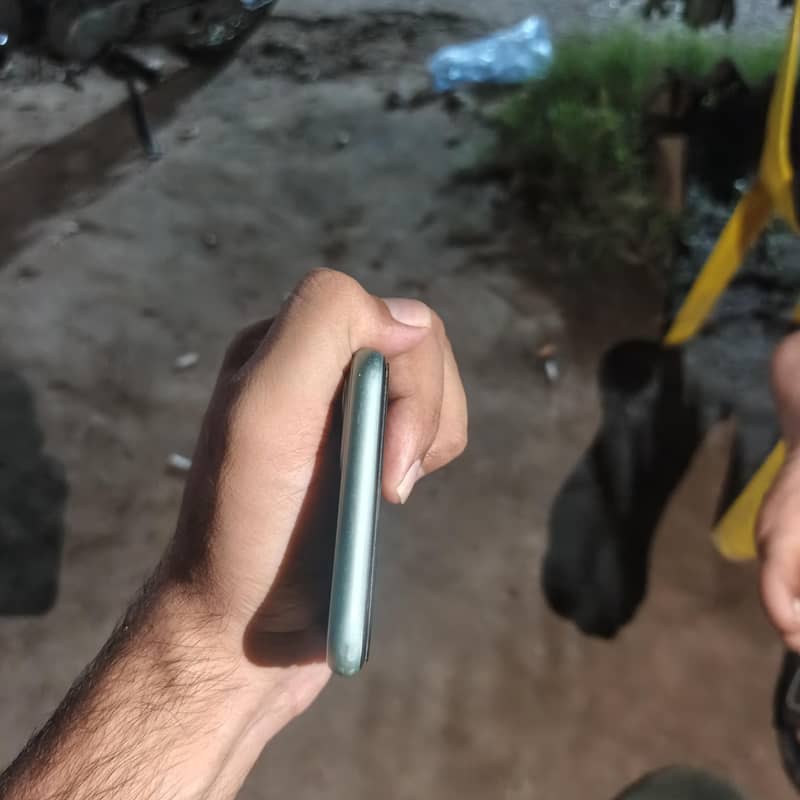Apple iPhone 11 4