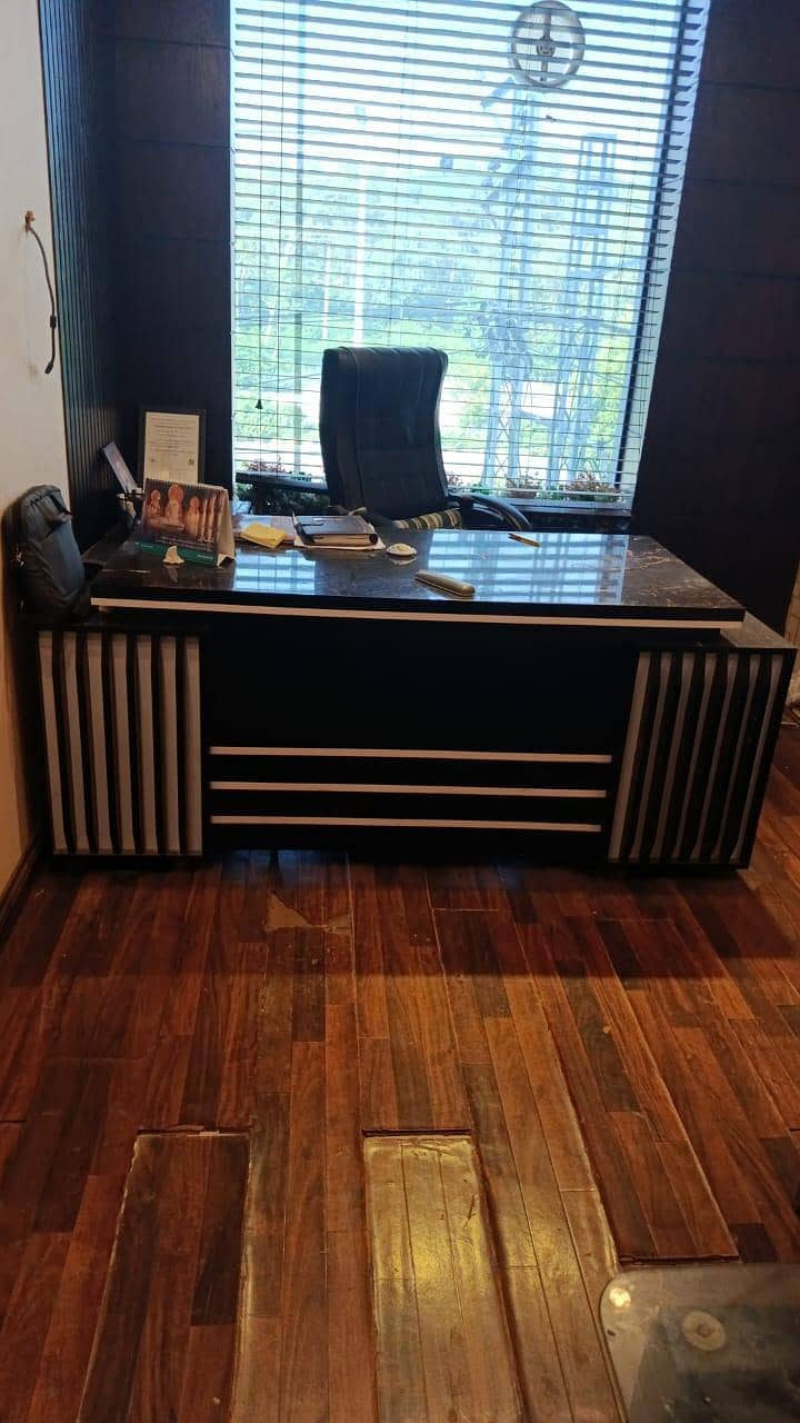 exective tables 0