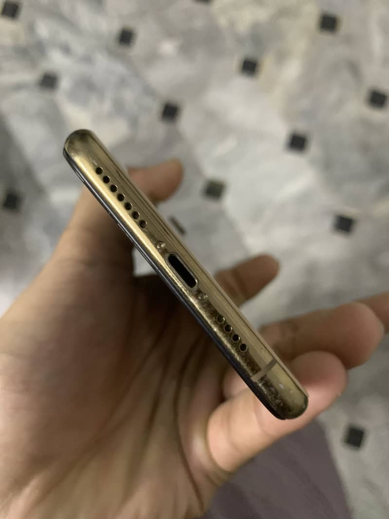 Apple iPhone XS Max 3