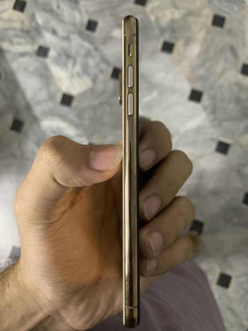 Apple iPhone XS Max 4