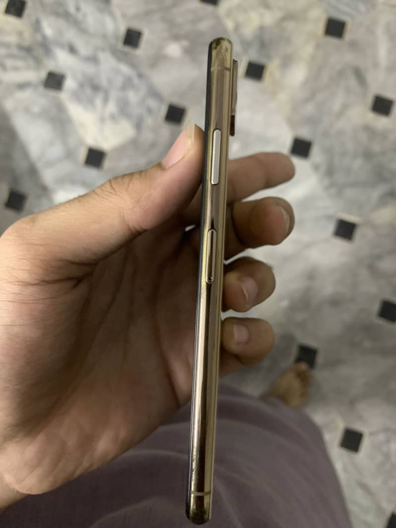 Apple iPhone XS Max 5