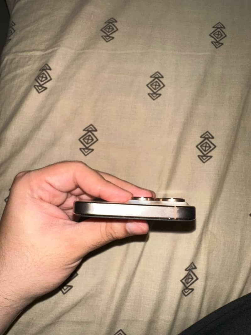 Apple iPhone 16 Pro Max 1
