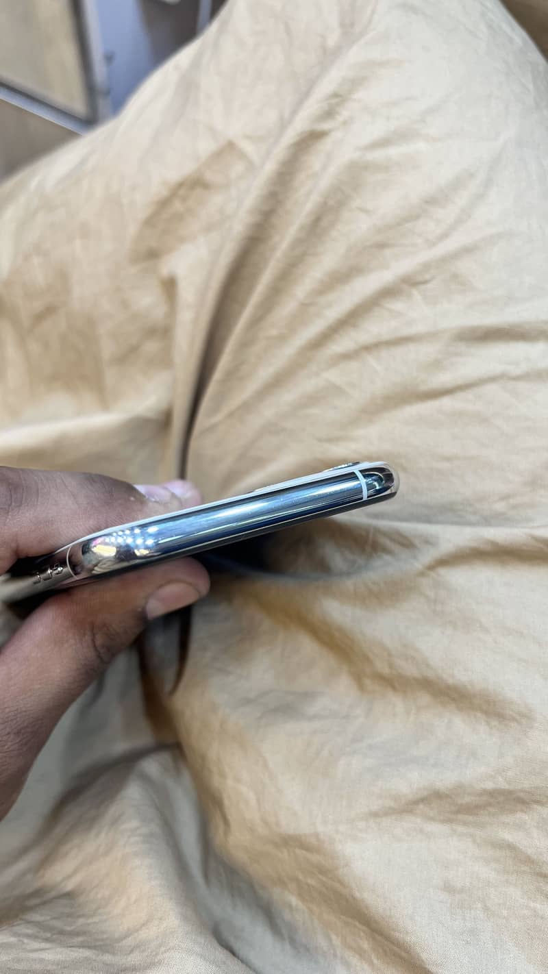 Apple iPhone 11 Pro 4