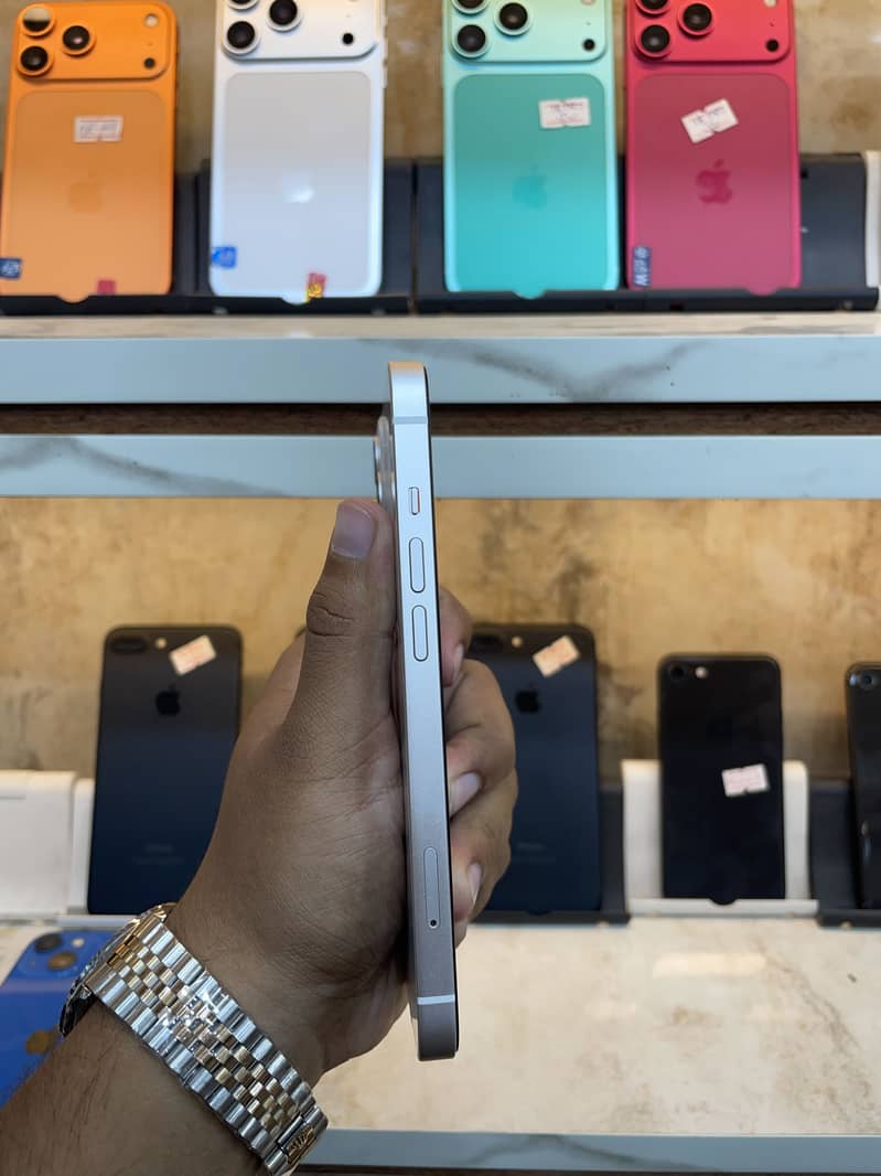Apple iPhone 13 2
