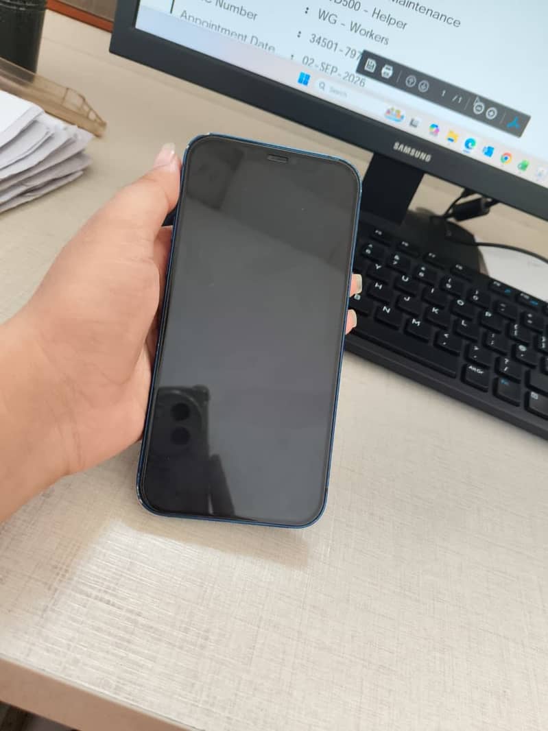 Apple iPhone 12 4