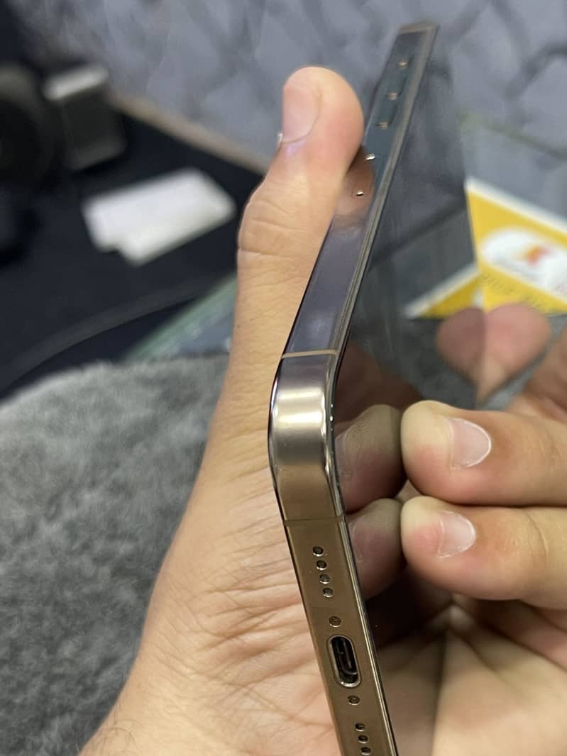 Apple iPhone 16 Pro Max 0