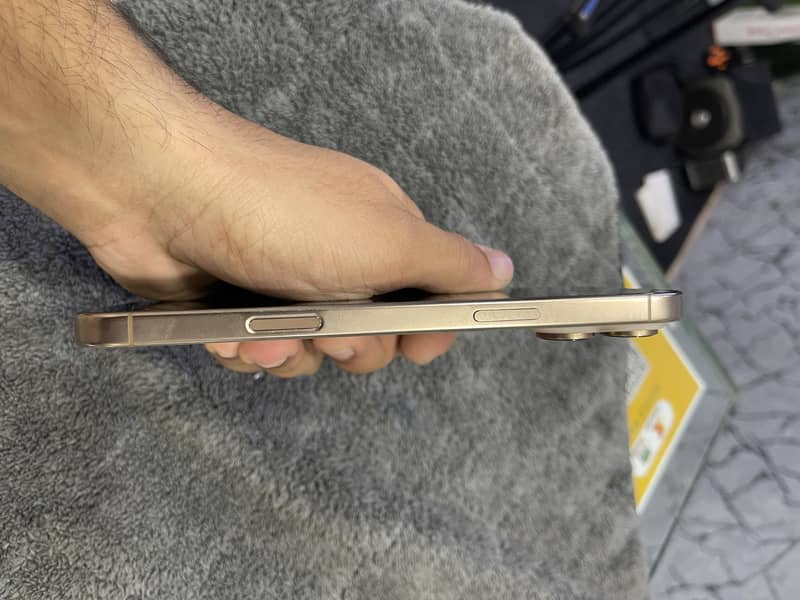 Apple iPhone 16 Pro Max 6