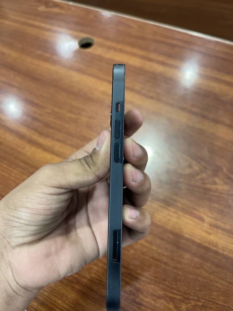 Apple iPhone 13 2