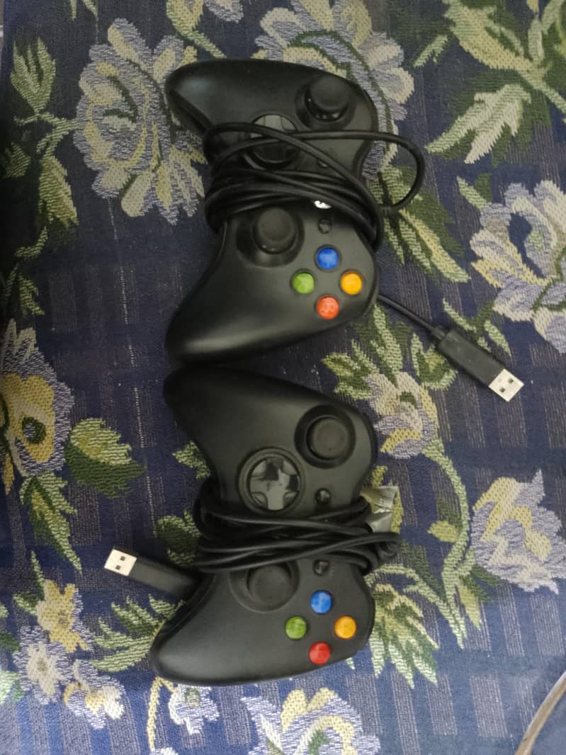 2 Xbox 360 controllers 0