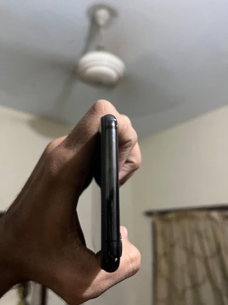 Apple iPhone XS Max 4