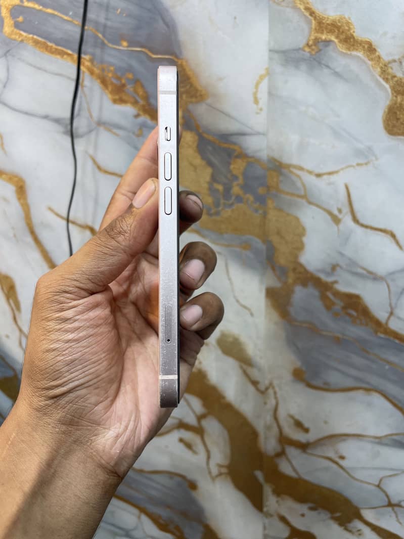 Apple iPhone 13 2