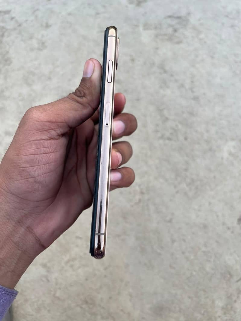 Apple iPhone XS Max 3
