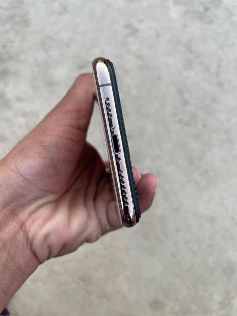 Apple iPhone XS Max 4