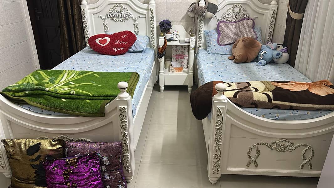 2 beds with side table with dressing table 0
