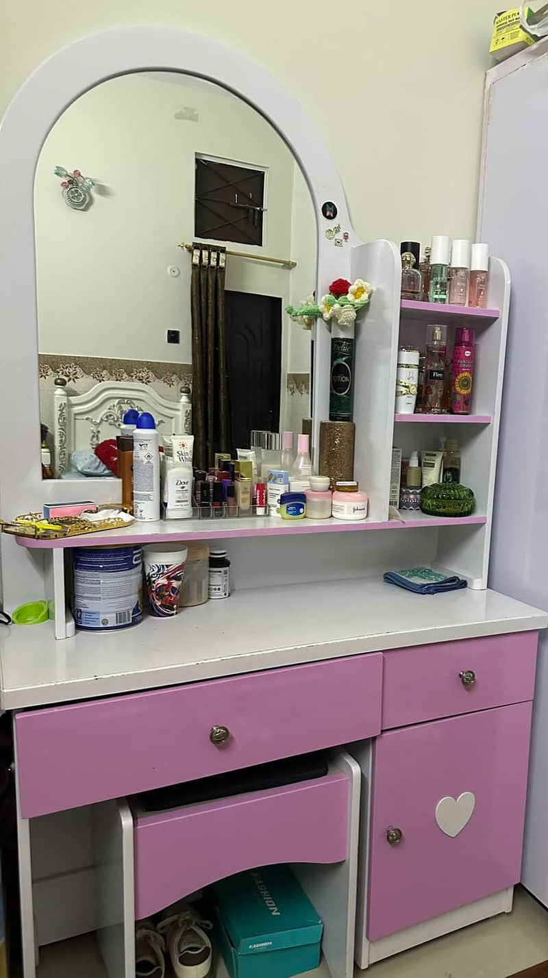 2 beds with side table with dressing table 1