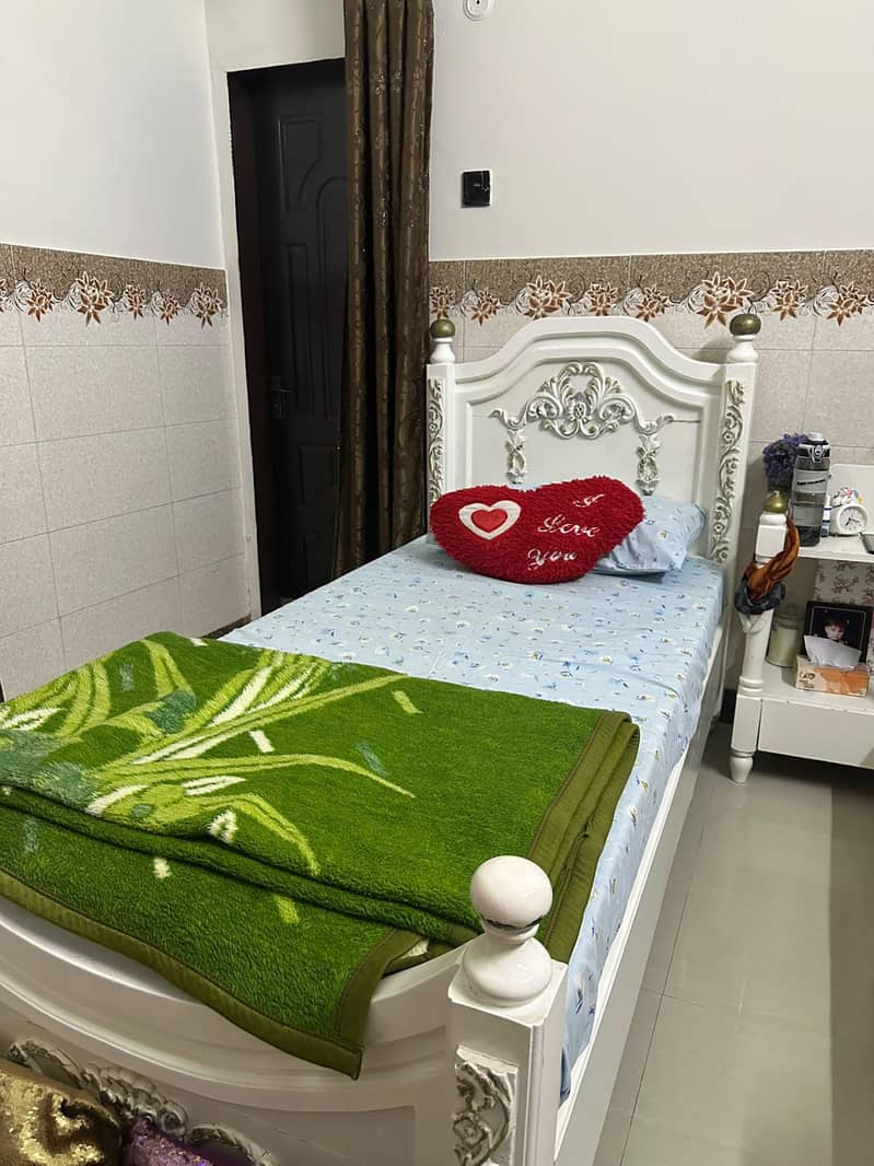 2 beds with side table with dressing table 2