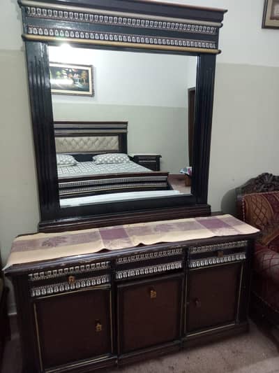 king size bed 2 side table and dressing