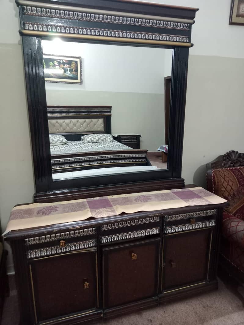 king size bed 2 side table and dressing 0
