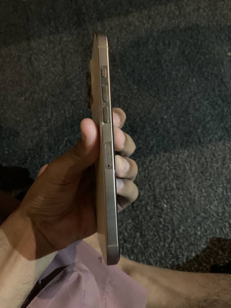 Apple iPhone 16 Pro Max 4