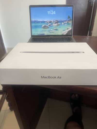 Apple MacBook Air (M1) - 8GB RAM / 256GB SSD