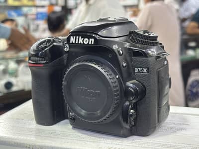 Nikon D7500 Body with original box - 4K crop sensor body