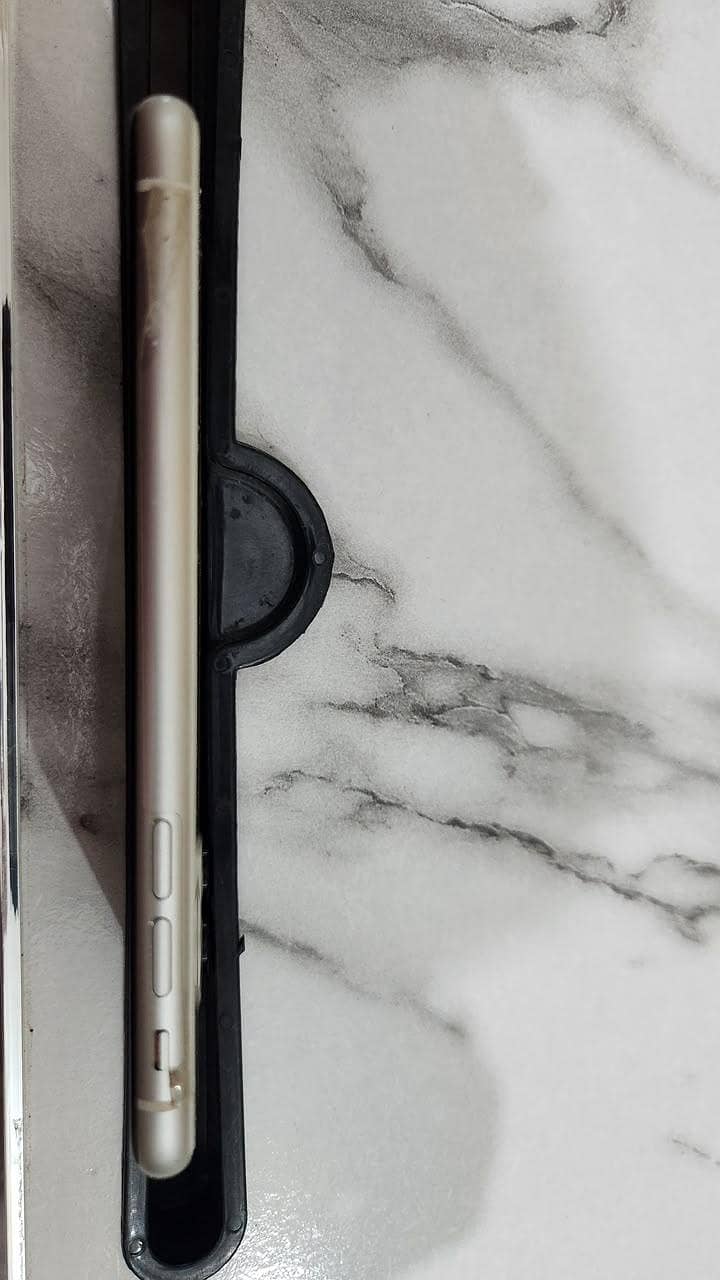 Apple iPhone 11 4