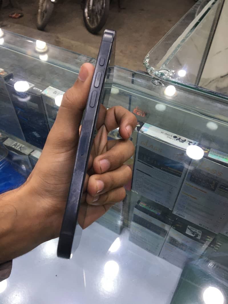 Apple iPhone 15 Pro Max 4