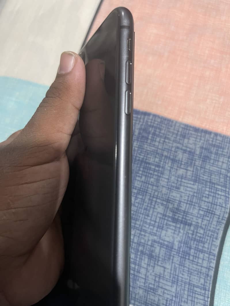 Apple iPhone 11 4