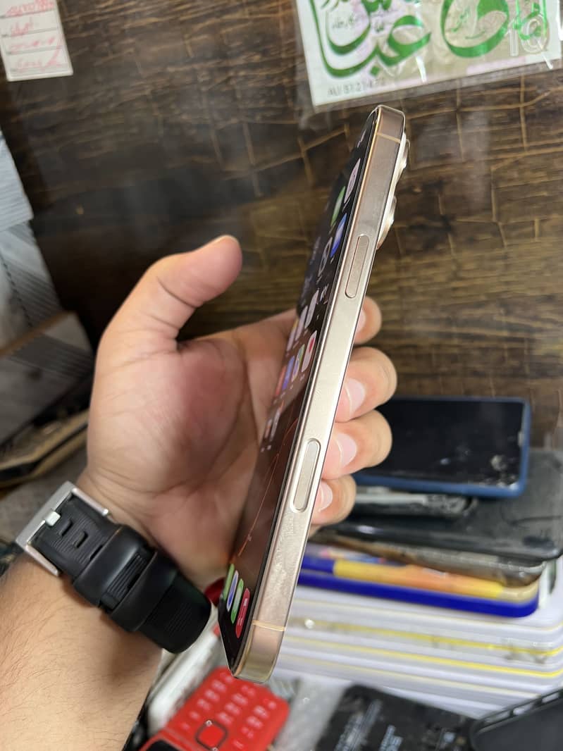 Apple iPhone 16 Pro Max 4