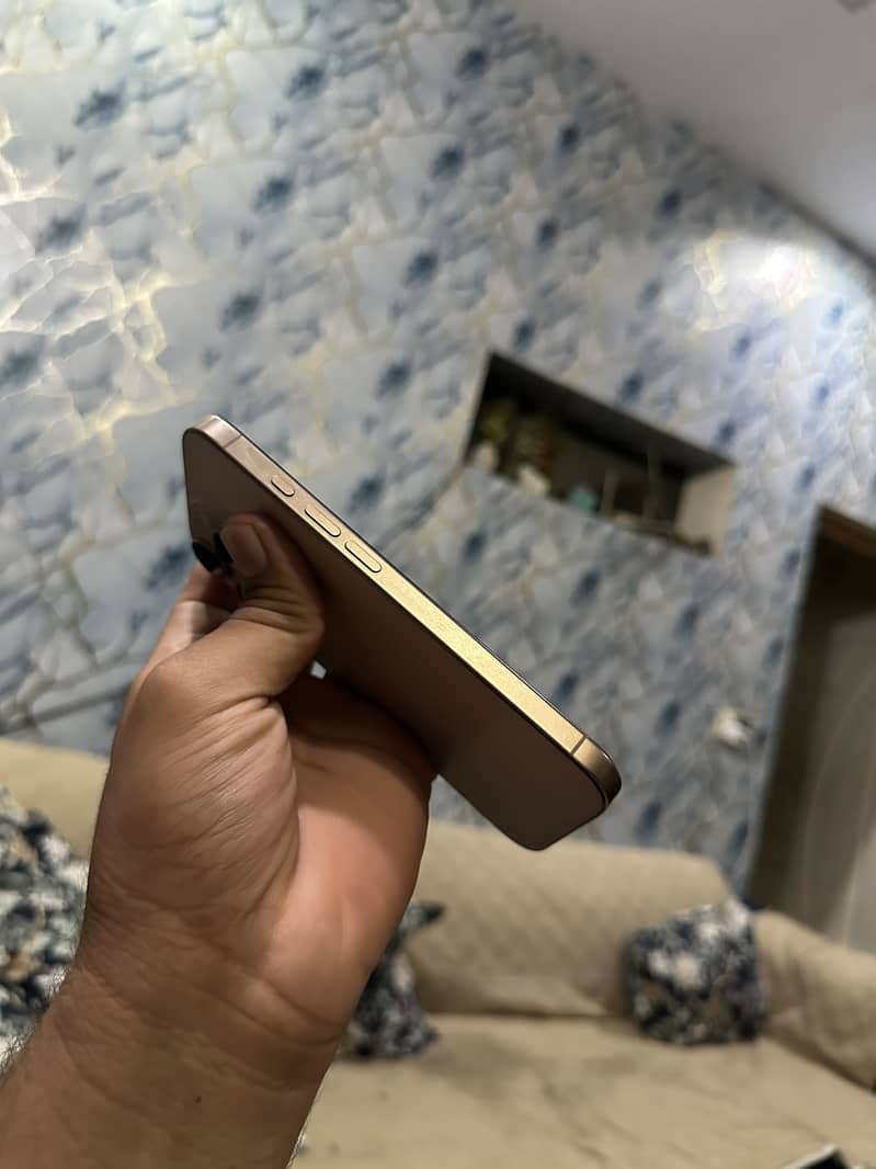 Apple iPhone 16 Pro 4