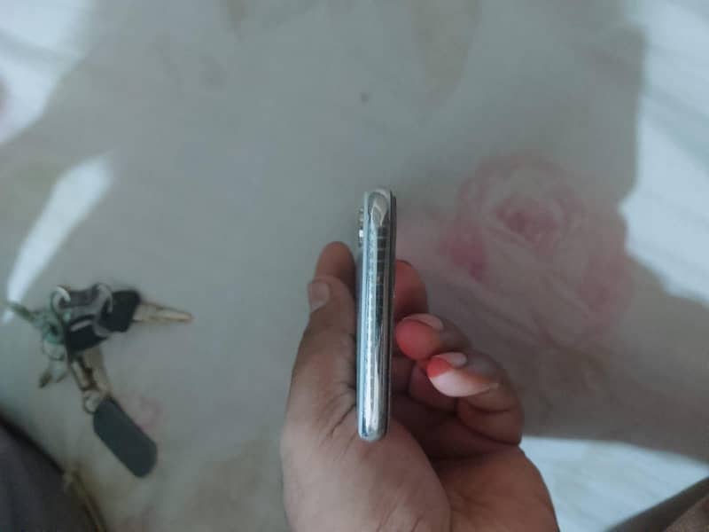 Apple iPhone X 4