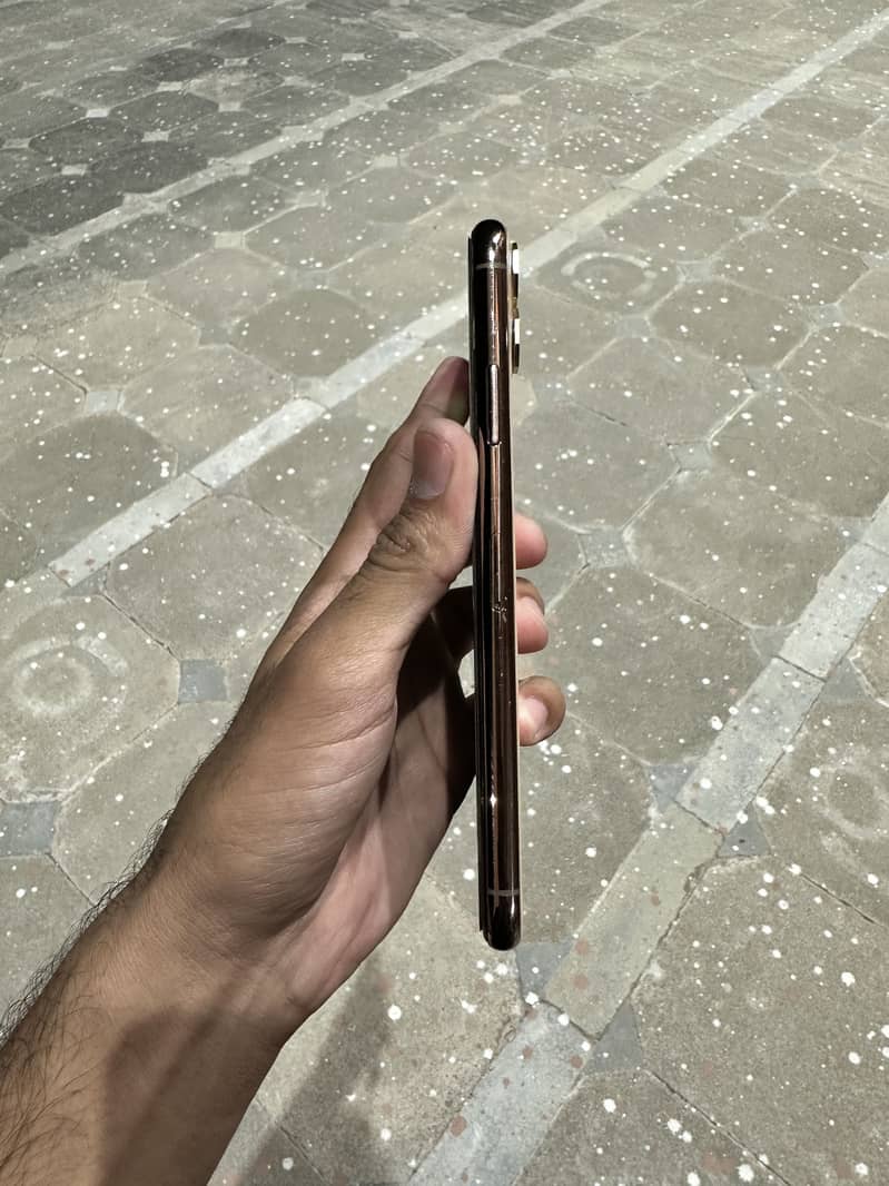 Apple iPhone 11 Pro Max 4