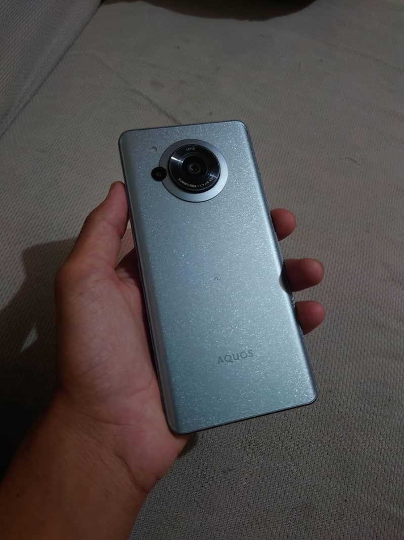 Sharp Aquos R7 Silver 0