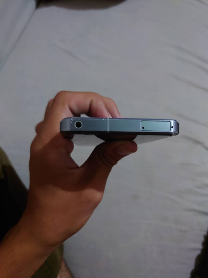 Sharp Aquos R7 Silver 4