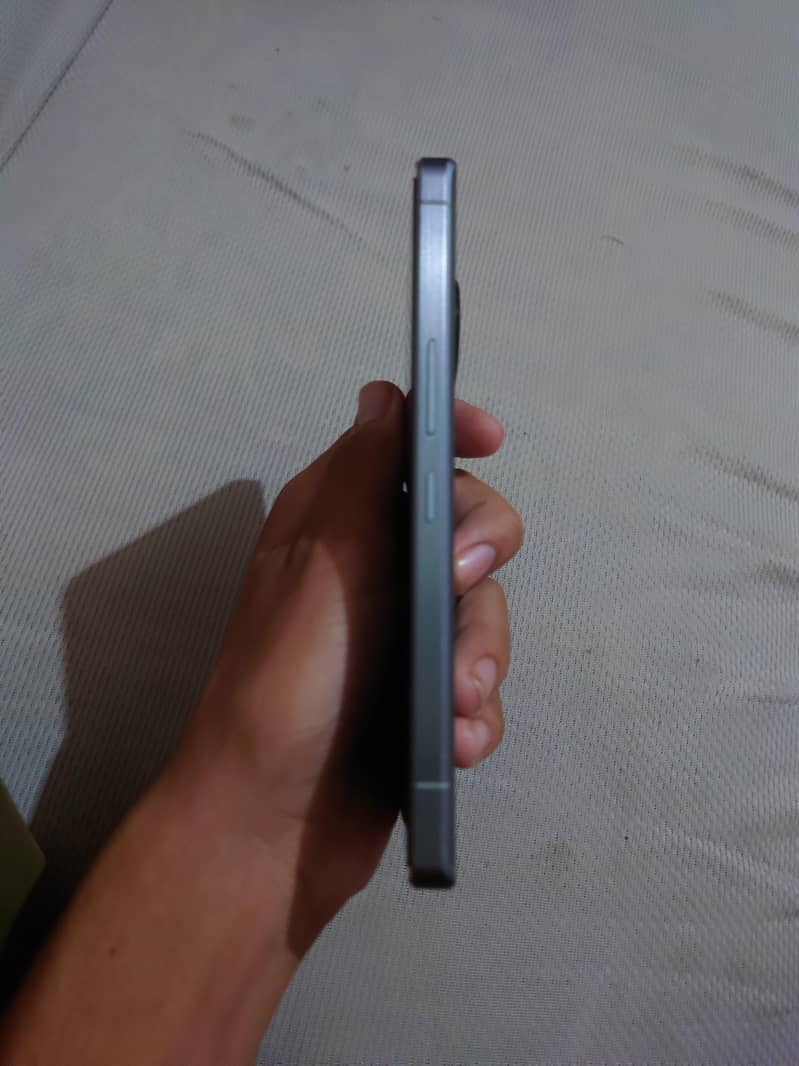 Sharp Aquos R7 Silver 5