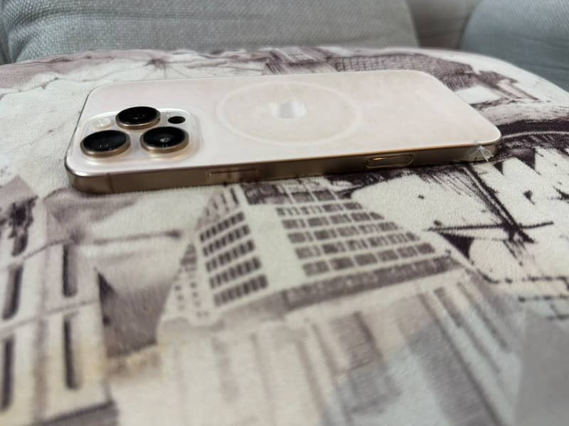 Apple iPhone 16 Pro Max 1