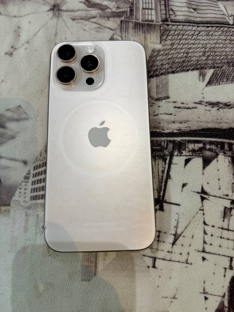 Apple iPhone 16 Pro Max 4