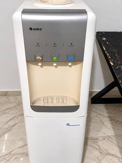 Gree water dispenser with mini refrigerator