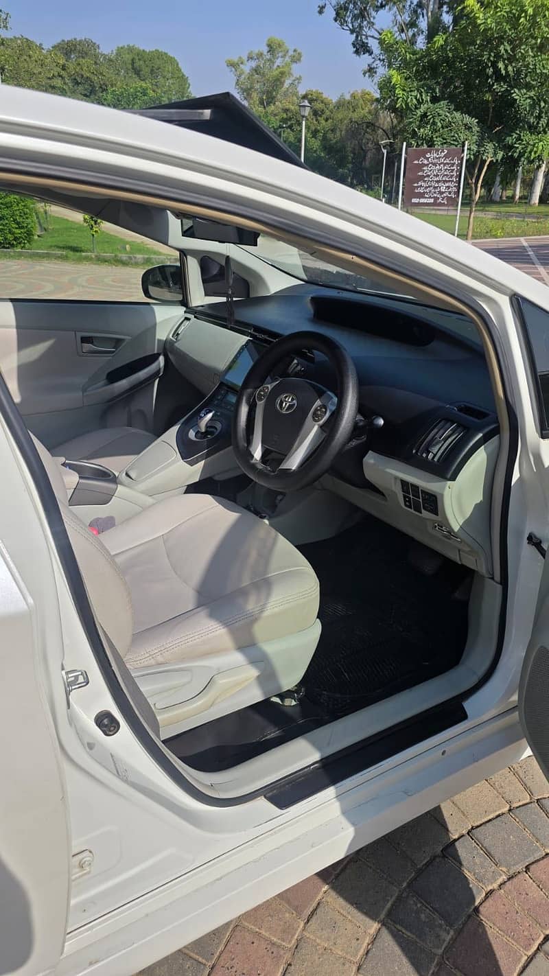 Toyota Prius 2014 3