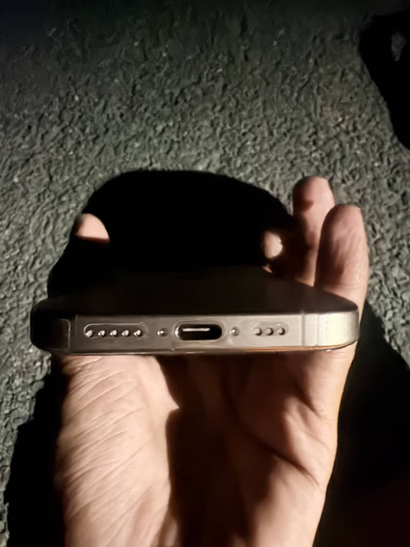 Apple iPhone 16 Pro 3