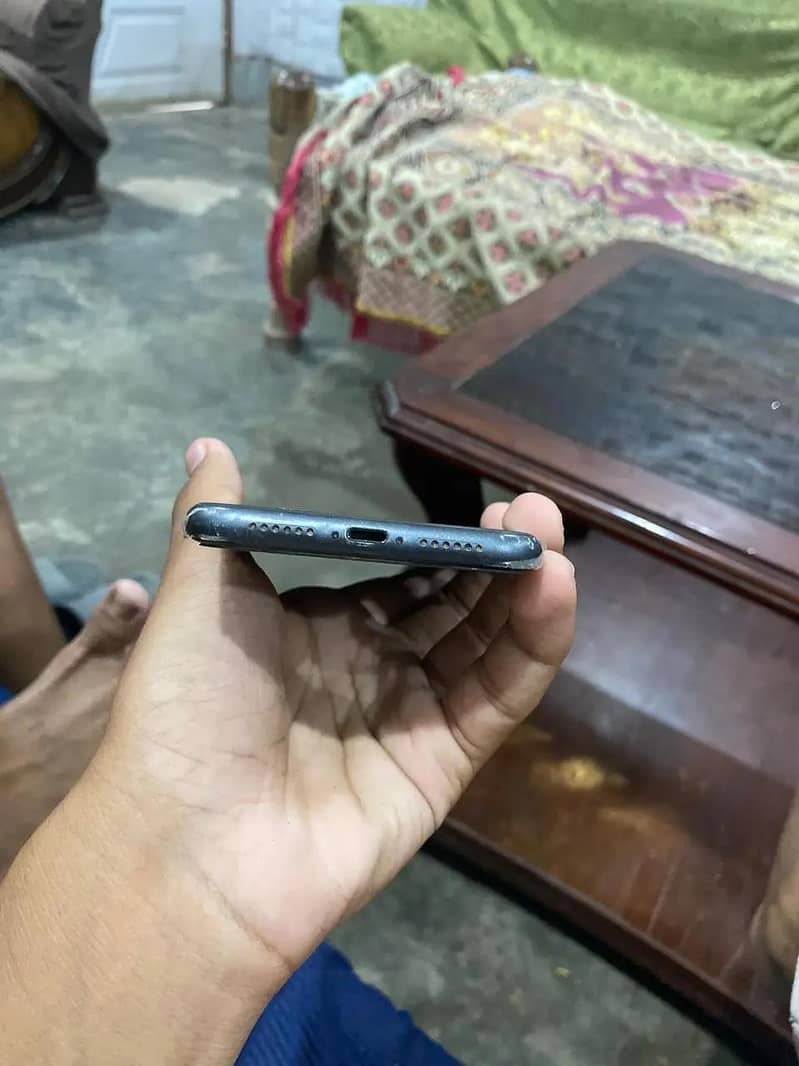 Apple iPhone 11 3