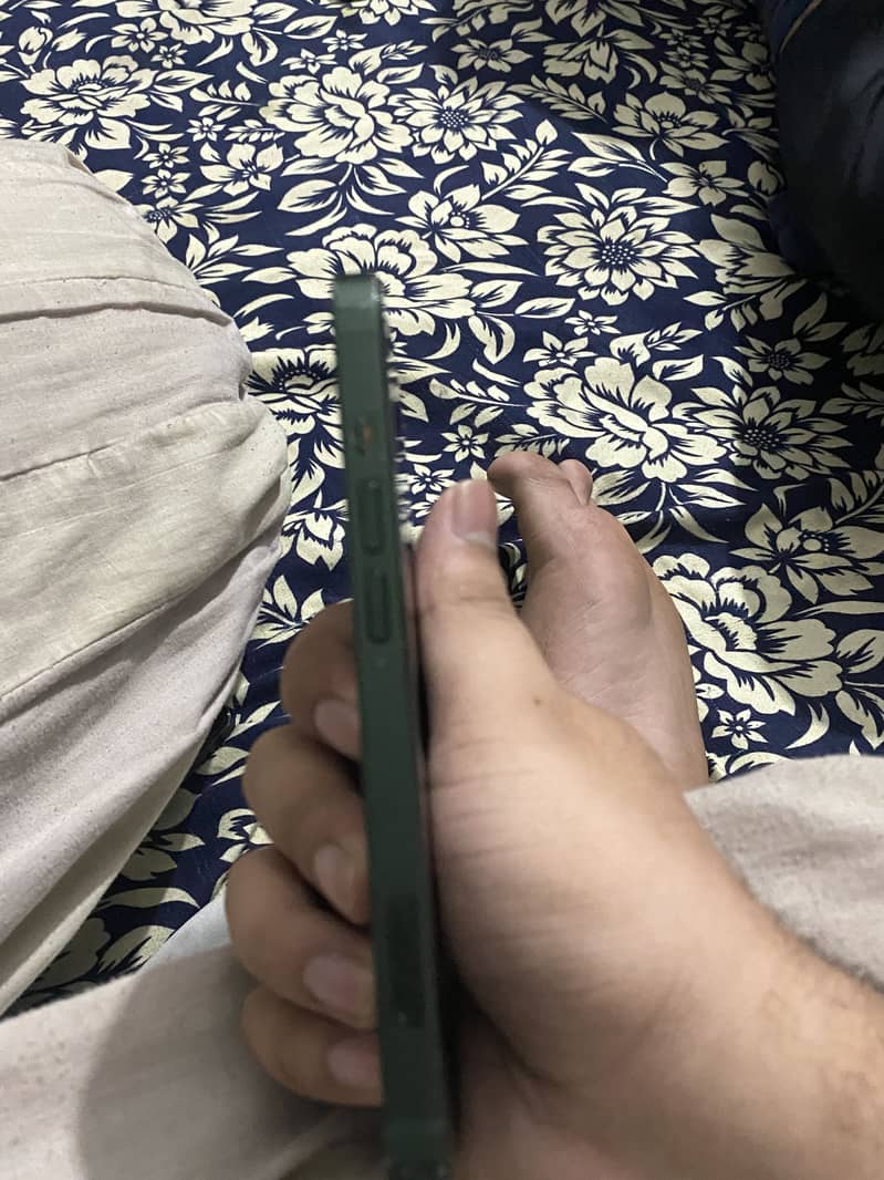 Apple iPhone 13 6