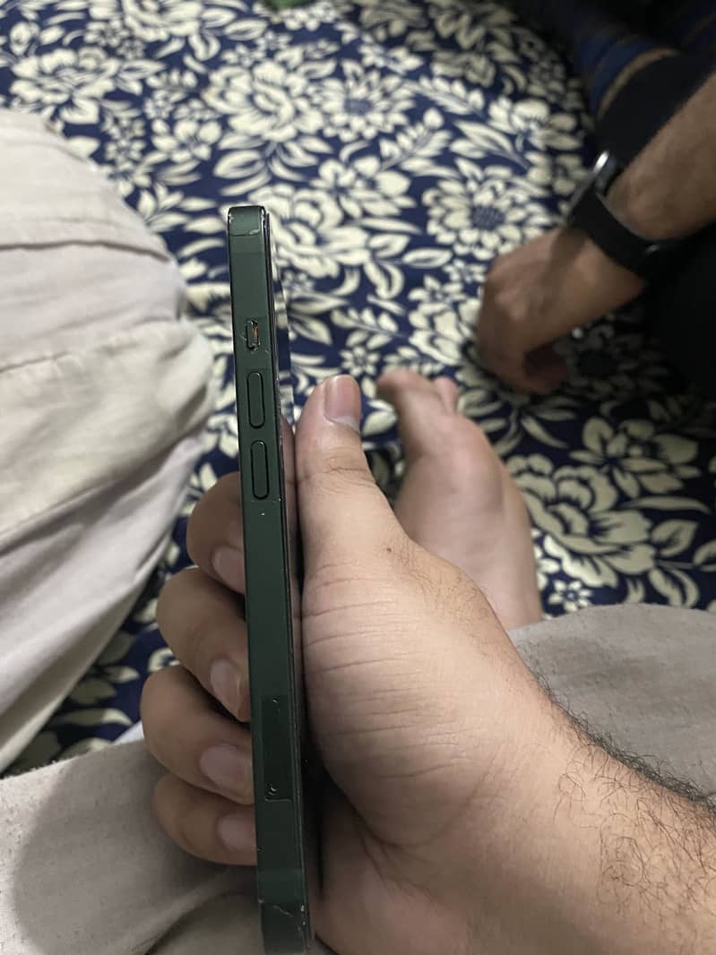 Apple iPhone 13 7